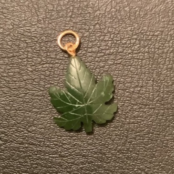 NEW vintage BC JADE carved Maple Leaf charm-pendant - Picture 1 of 5